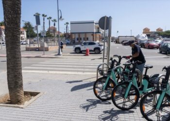 Cabo de Palos abre el debate sobre su futuro: menos coches en el centro y rechazo al parking del puerto