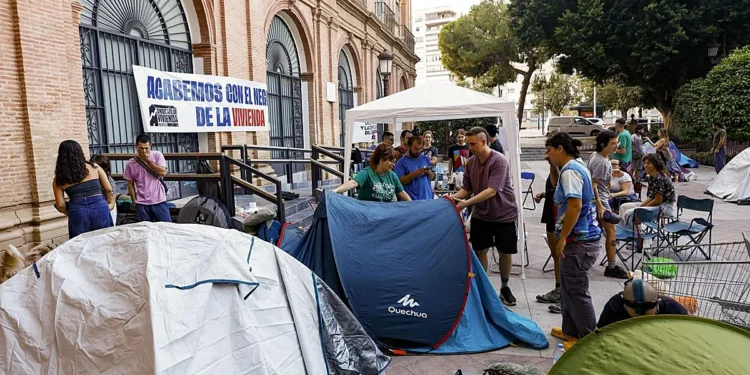 La protesta por la vivienda se instala frente al Ayuntamiento de Murcia