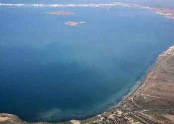 El Mar Menor supera el verano sin una gran crisis, pero sigue lejos de estar recuperado