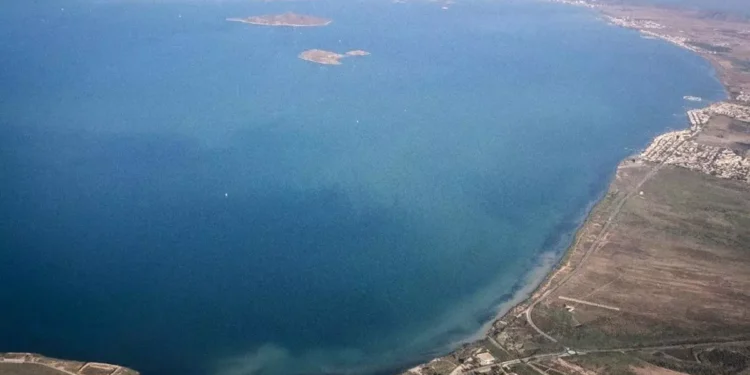 El Mar Menor supera el verano sin una gran crisis, pero sigue lejos de estar recuperado