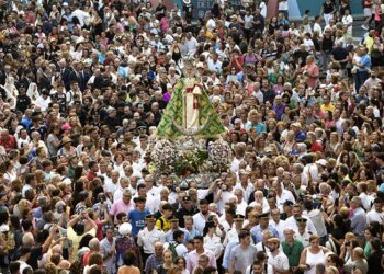 Murcia acompaña a la Fuensanta de regreso a su santuario en el día grande de la Romería