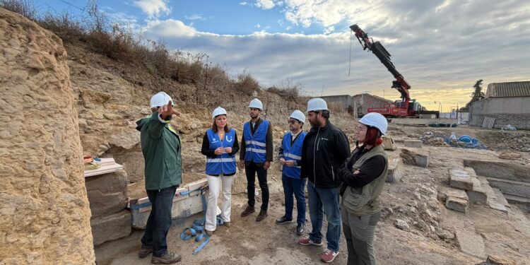 Fortuna descubre una inscripción romana monumental de casi cinco metros en sus antiguos baños