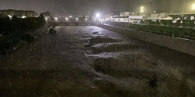 La DANA Adam deja dos muertos y obliga a realizar rescates en helicóptero por las inundaciones en Valencia