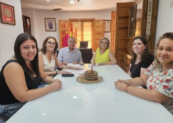 Abanilla refuerza la atención a las familias vulnerables con un nuevo acuerdo con Cáritas