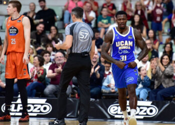 El UCAM Murcia vuelve a sonreír: Ennis y Forrest tumban al Leyma Coruña en el Palacio
