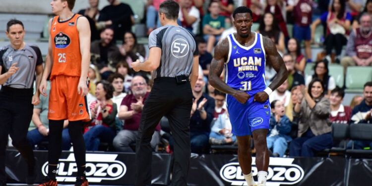 El UCAM Murcia vuelve a sonreír: Ennis y Forrest tumban al Leyma Coruña en el Palacio