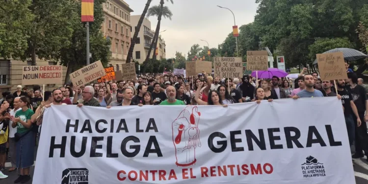 Miles de personas toman las calles de Murcia para exigir una vivienda digna